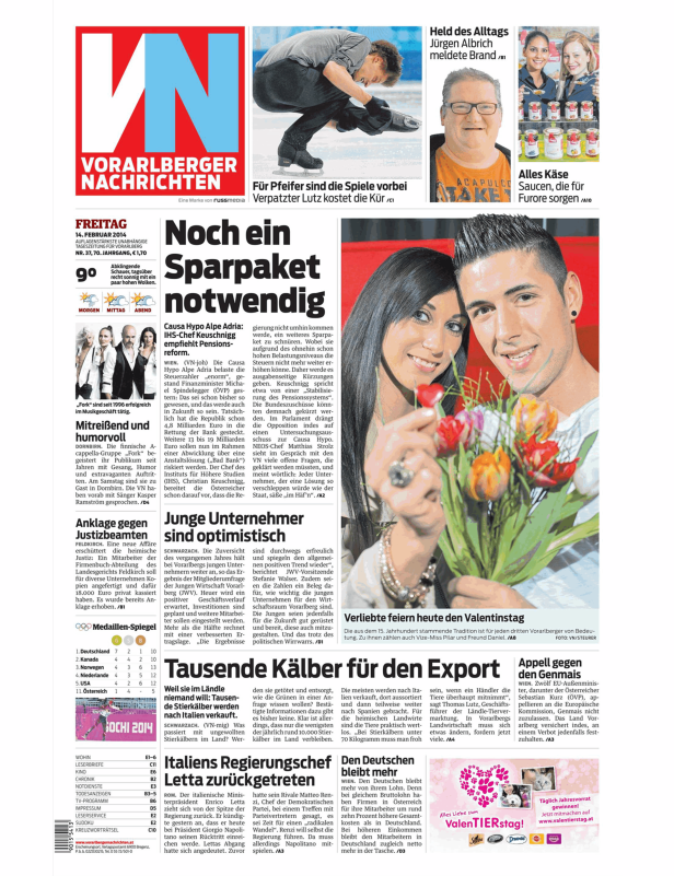 Ein Paar mit Blumenstrauß feiert den Valentinstag.