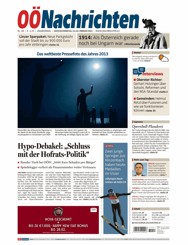 Afrikanische Migranten halten Handys in die Luft an der Küste Dschibutis.