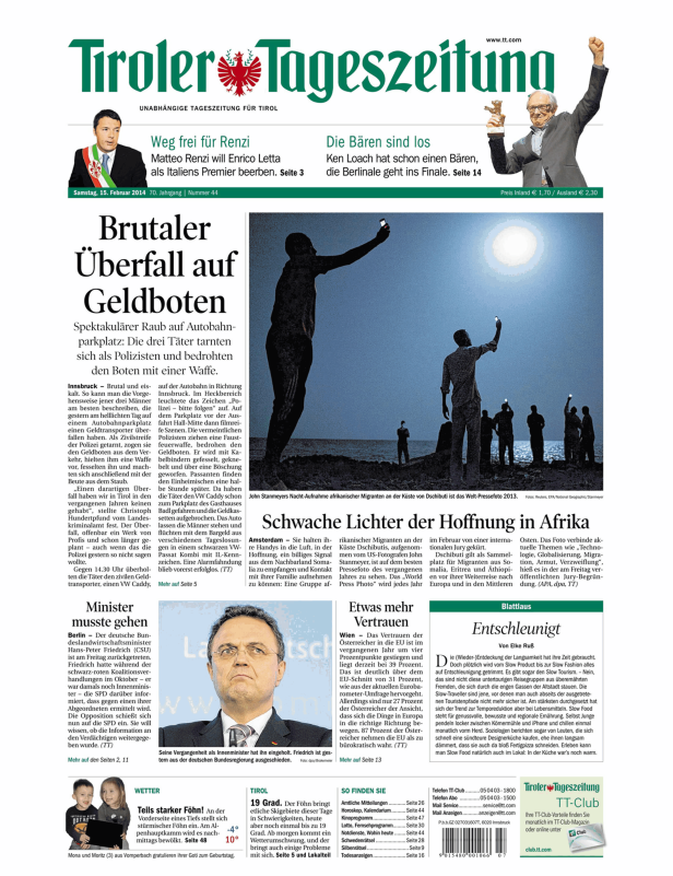 Afrikanische Migranten an der Küste von Dschibuti halten ihre Handys in die Luft.
