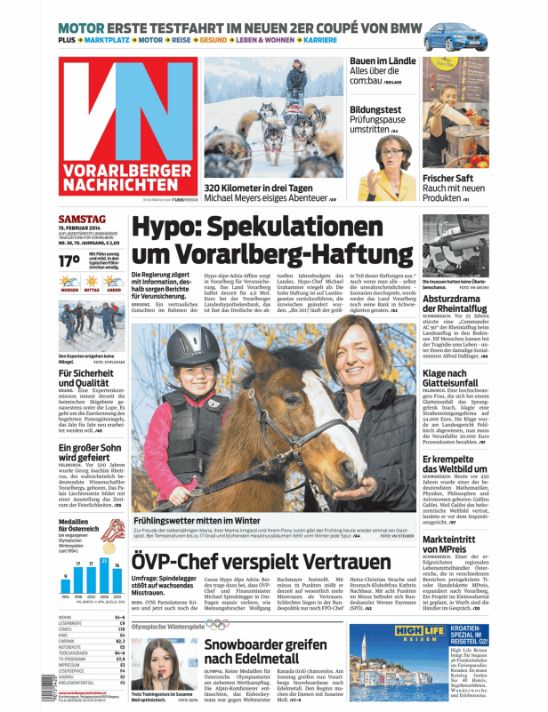 Ein siebenjähriges Mädchen reitet mit ihrer Mutter und einem Pony im Winter.