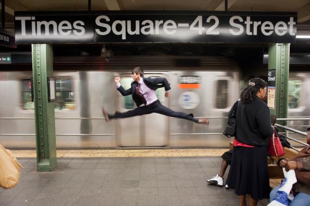 Ein Mann springt vor einem fahrenden Zug in der Station Times Square-42 Street.