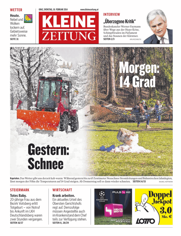 Ein roter Schneepflug räumt eine verschneite Straße.