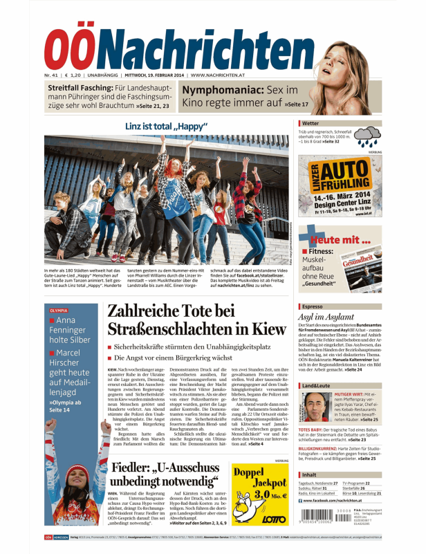 Eine Gruppe junger Leute tanzt in Linz zu Pharrell Williams' Hit „Happy“.