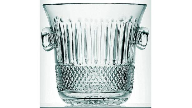 Ein leerer, dekorativer Eiskübel aus Kristallglas mit zwei Griffen.