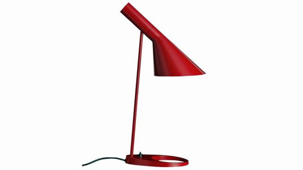 Eine rote Schreibtischlampe mit einem konischen Lampenschirm auf einem weißen Hintergrund.