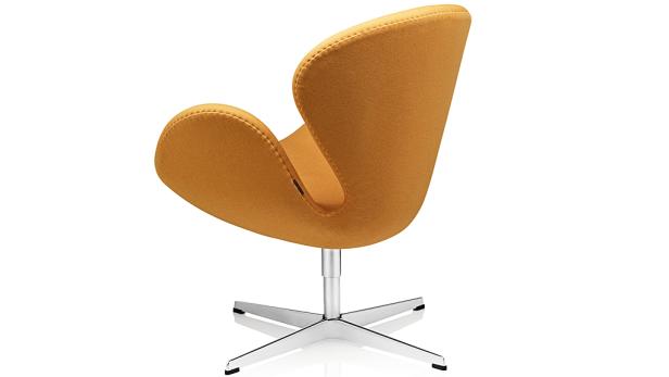 Ein orangefarbener Schwanensessel mit silbernem Fuß auf einem weißen Hintergrund.