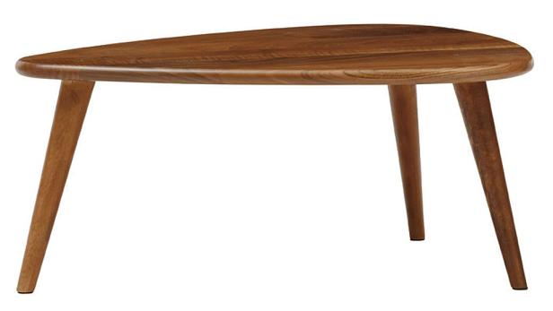 Ein dreibeiniger, dreieckiger Couchtisch aus Holz steht vor einem weißen Hintergrund.