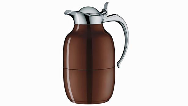 Eine braune Thermoskanne mit silbernem Deckel und Griff vor einem weißen Hintergrund.