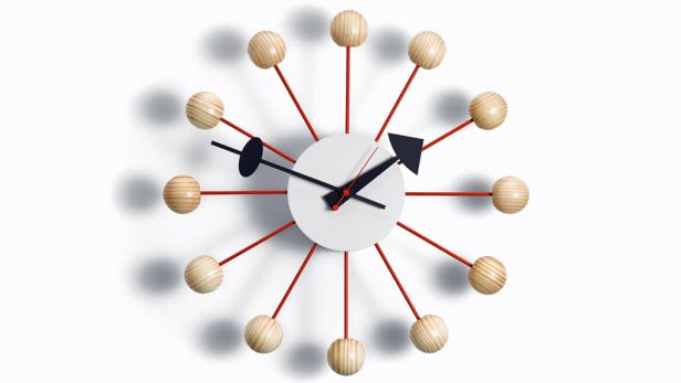 Eine Ball Clock Wanduhr mit Holzkugeln und roten Streben auf weißem Hintergrund.