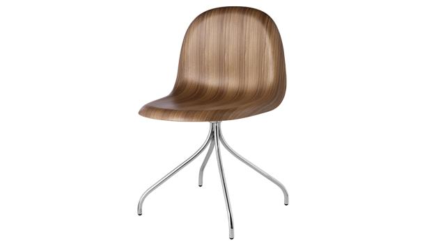 Ein Stuhl mit einer Sitzfläche aus Holz und einem verchromten Metallfuß.