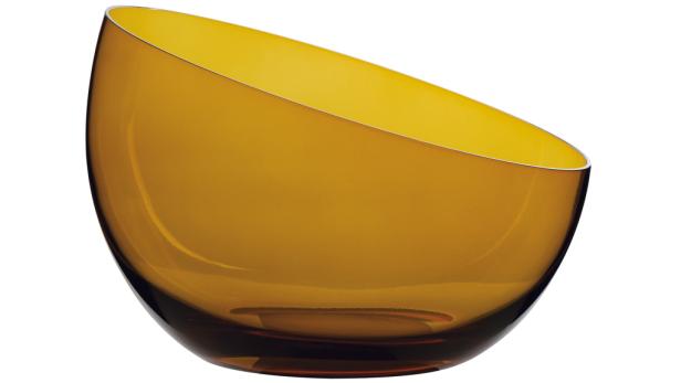 Eine schräge, bernsteinfarbene Glasschale mit gelber Innenseite.