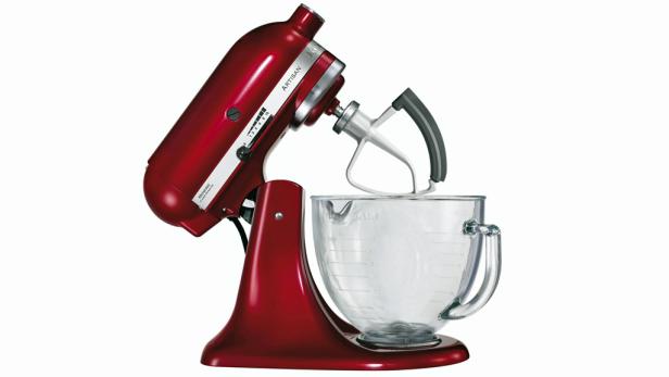 Eine rote KitchenAid Küchenmaschine mit einer Glasschüssel.