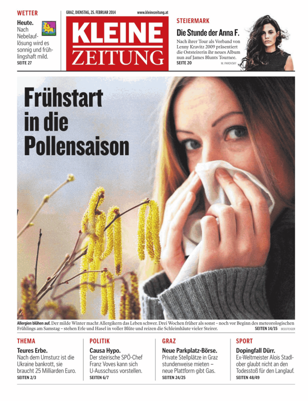 Eine Frau putzt sich wegen der Pollenallergie die Nase.