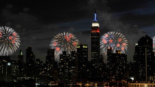 Feuerwerk erhellt den Nachthimmel über der Skyline von New York City mit dem Empire State Building.