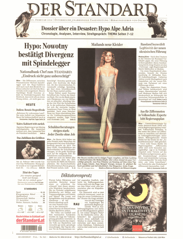 Eine Frau präsentiert ein Kleid von Giorgio Armani auf dem Laufsteg in Mailand.