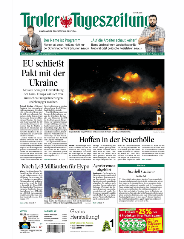Ein Waldbrand in Absam wirkt in der Nacht bedrohlich, mit Flammen am Berghang und einem Kirchturm im Vordergrund.