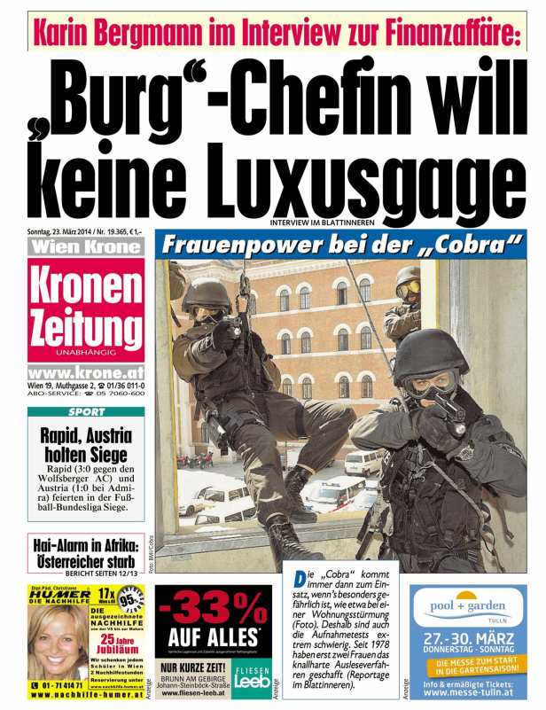 Ein Cobra-Beamter seilt sich von einem Gebäude ab, während eines Einsatzes.