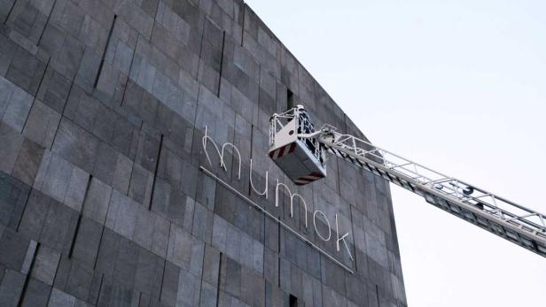Ein Feuerwehrauto steht vor dem Museum Moderner Kunst (MUMOK) in Wien.