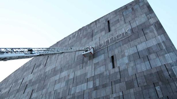 Ein Feuerwehrauto steht vor dem mumok in Wien.