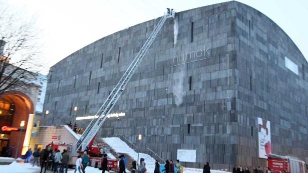Die Feuerwehr reinigt die Fassade des Museums „mumok“ in Wien.