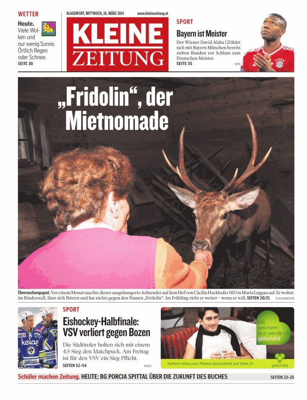 Eine Frau füttert einen Hirsch namens „Fridolin“ auf dem Hof von Cäcilia Hackhofer.