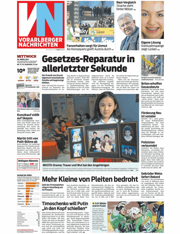 Eine Frau hält ein Fotoalbum mit Bildern von vermissten Passagieren des Fluges MH370.