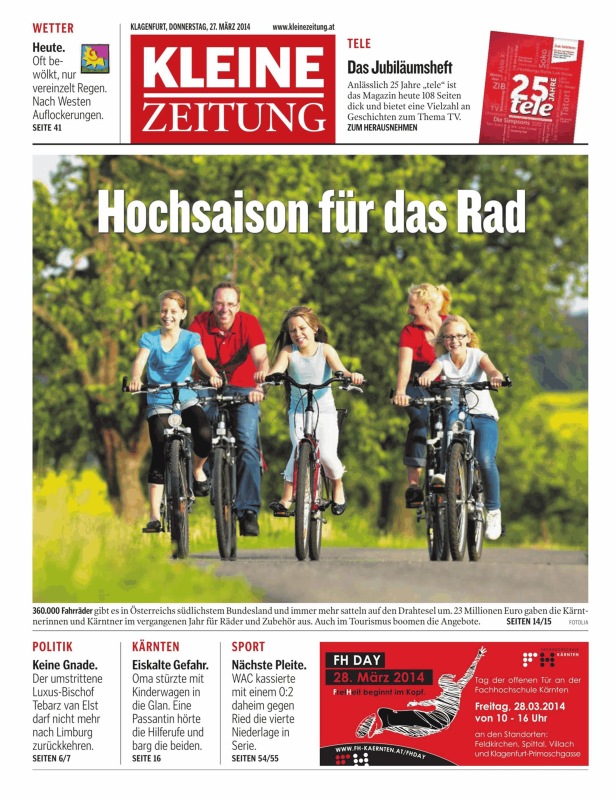 Eine Familie macht einen Fahrradausflug im Grünen.