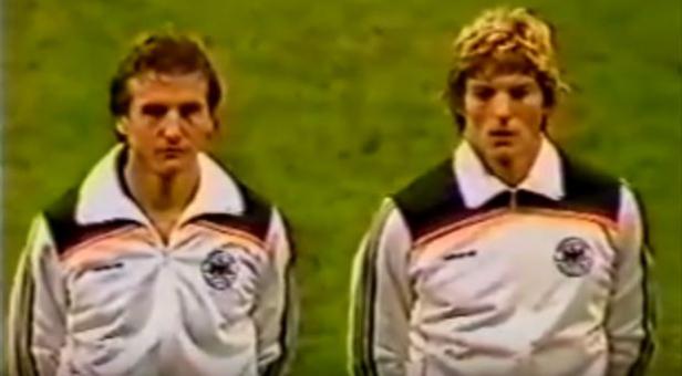 Zwei deutsche Fußballspieler in Trainingsanzügen stehen nebeneinander.