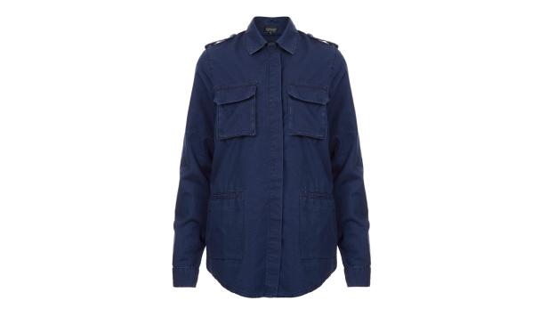 Eine marineblaue Jacke mit langen Ärmeln und aufgesetzten Taschen.