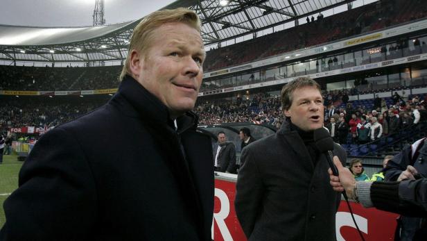 Ronald Koeman wird in einem Fußballstadion interviewt.