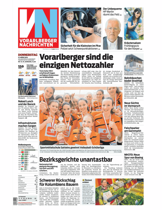 Mädchen der Sportmittelschule Satteins gewinnen die Volleyball-Schülerliga und halten einen Pokal hoch.