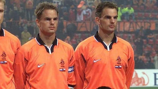 Die Zwillingsbrüder Frank und Ronald de Boer im Trikot der niederländischen Nationalmannschaft.