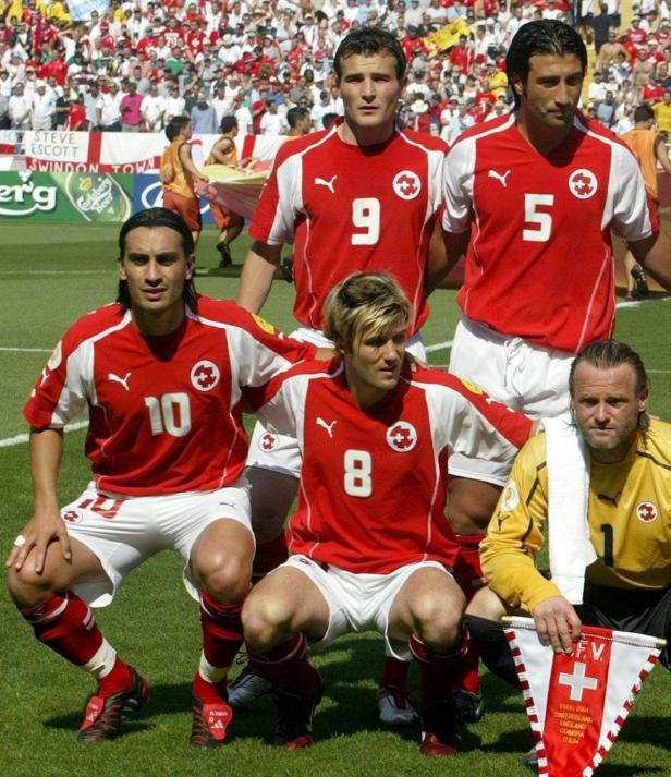 Die Schweizer Fussballnationalmannschaft posiert für ein Mannschaftsfoto vor einem Spiel der Euro 2004.