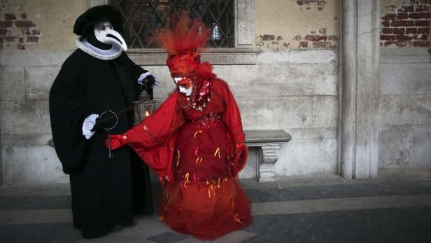 Geheimnisvolle Gestalten am Karneval in Venedig