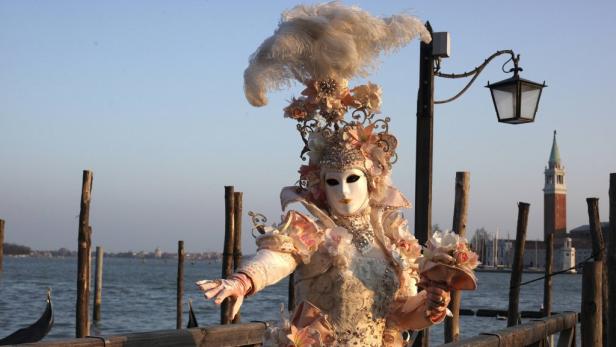 Geheimnisvolle Gestalten am Karneval in Venedig