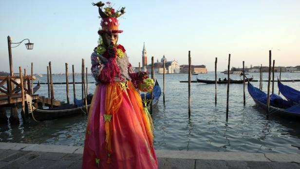 Geheimnisvolle Gestalten am Karneval in Venedig