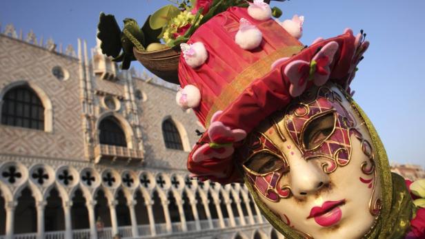 Geheimnisvolle Gestalten am Karneval in Venedig