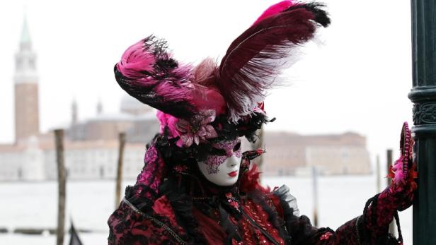 Geheimnisvolle Gestalten am Karneval in Venedig