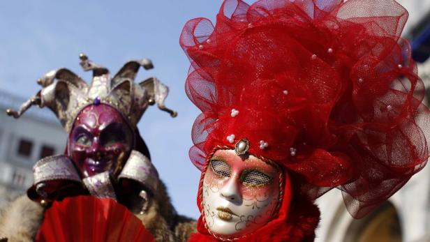 Geheimnisvolle Gestalten am Karneval in Venedig