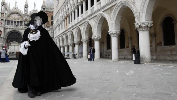 Geheimnisvolle Gestalten am Karneval in Venedig