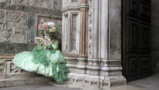 Geheimnisvolle Gestalten am Karneval in Venedig