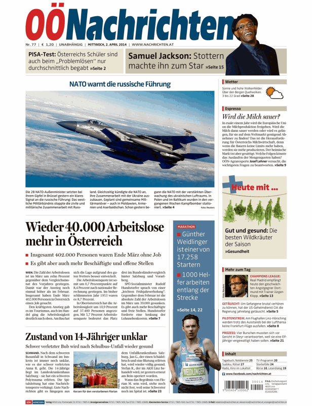 Ein Kampfjet der NATO fliegt vor blauem Himmel mit Wolken.