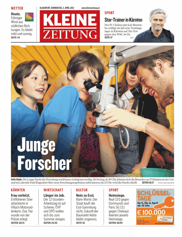 Junge Menschen, darunter ein Kind, blicken durch ein Mikroskop während einer Forschungsveranstaltung.