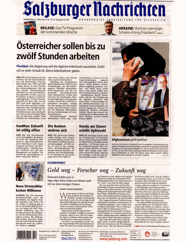Eine Frau in Afghanistan hält ein Wahlplakat von Ashraf Ghani in der Hand.