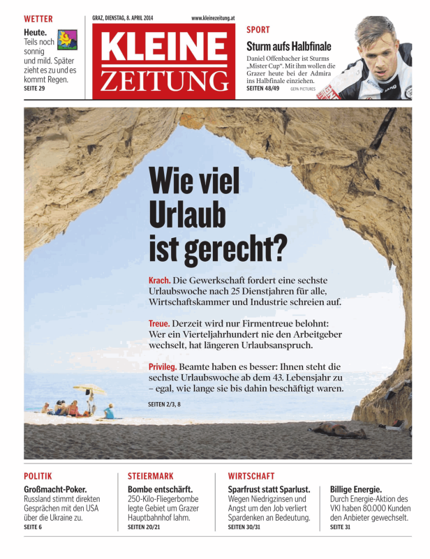 Menschen entspannen am Strand unter einem Felsbogen.