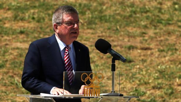 Thomas Bach, Präsident des IOC, spricht bei einer Veranstaltung vor einem Mikrofon.
