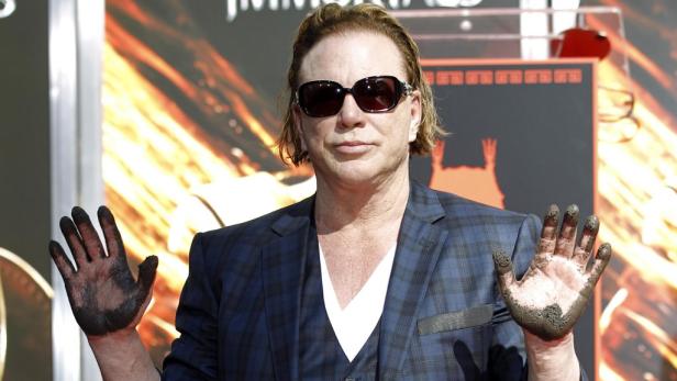 Mickey Rourke zeigt seine mit Farbe bedeckten Hände bei einer Zeremonie in Hollywood.