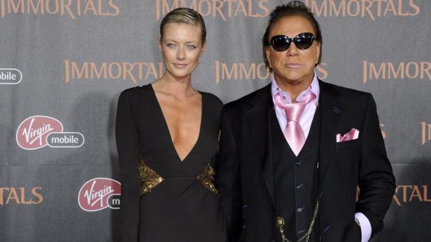 Mickey Rourke und eine Frau posieren vor einer Wand für den Film „Immortals“.