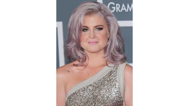 Kelly Osbourne mit lavendelfarbenem Haar und einem glitzernden Kleid.