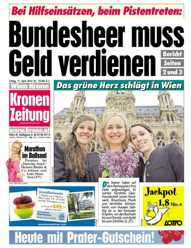 Drei Frauen mit Blumenkränzen vor dem Wiener Rathaus.